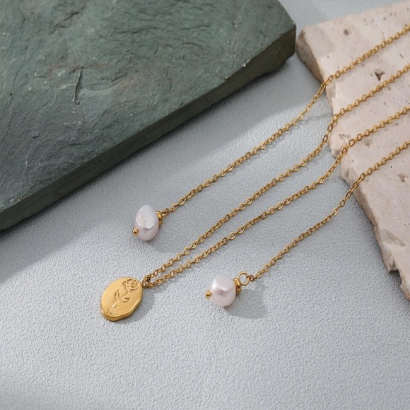 ROSE PEARL  ♡  Gold 18k plated Stainless Steel Necklace - Picture 5 of 9
